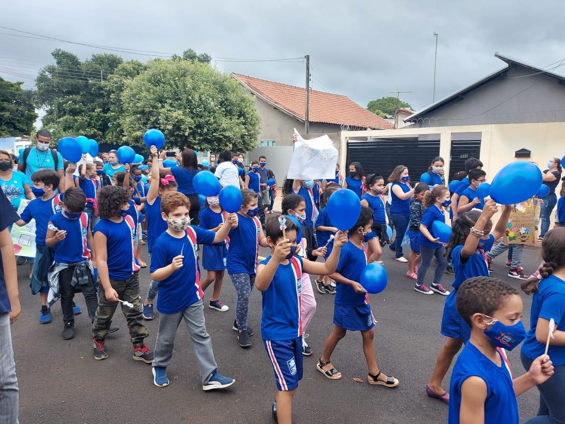 Escola Municipal Irmã Scheilla realizou passeata com o tema “Diferente é fazer a Diferença” Escola Municipal Irmã Scheilla realizou passeata com o tema “Diferente é fazer a Diferença”