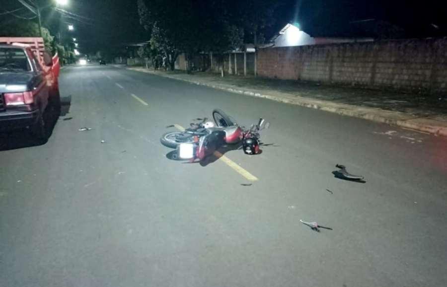 Motociclista de 37 anos morre após colidir contra camionete estacionada em cidade de MS