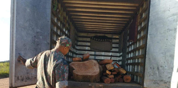Polícia Militar Ambiental de Bonito autua motorista por transporte ilegal de madeira nativa Polícia Militar Ambiental de Bonito autua motorista por transporte ilegal de madeira nativa
