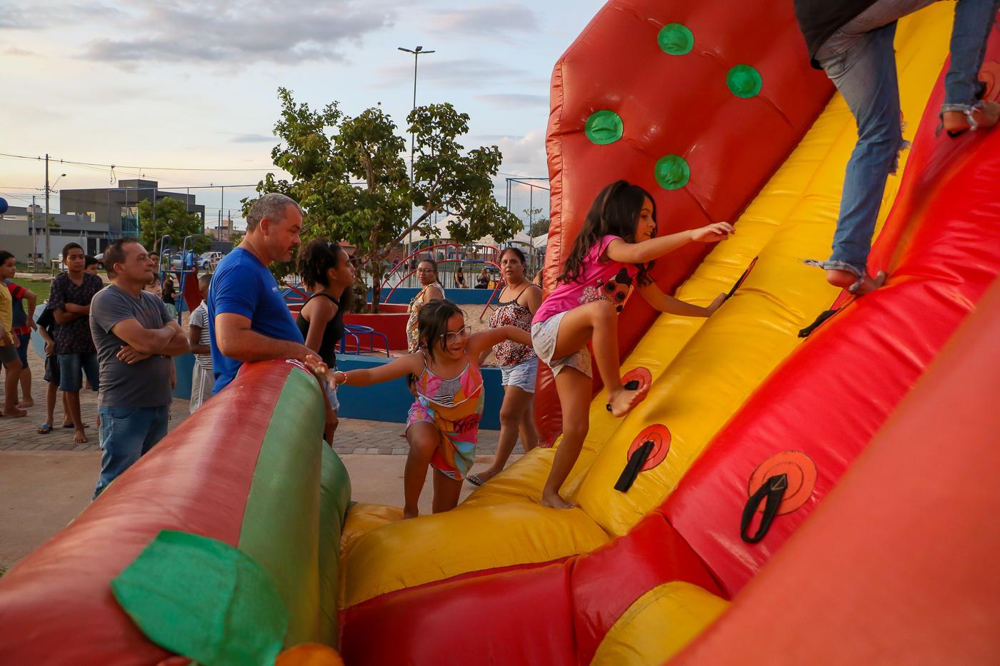 Projeto “Vida na Praça” reúne centenas de pessoas no bairro Nova Três Lagoas; confira as fotos
