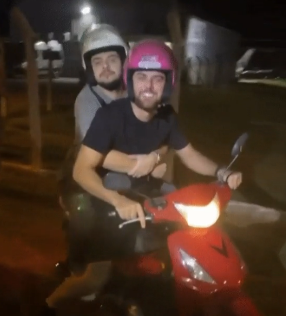 Zé Neto e Cristiano ‘roubam’ moto de fã na saída de aeroporto em Campo Grande e viralizam na web
