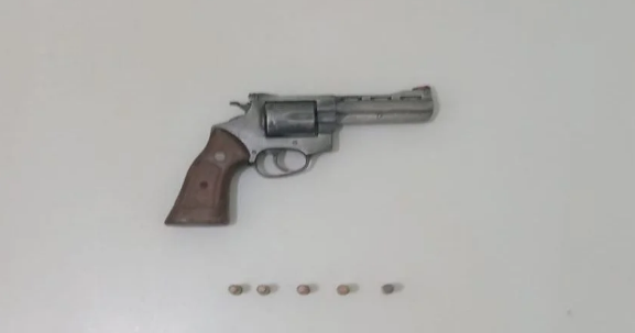 Em Fatima do Sul, policiais militares da Forca Tática conduzem homem por porte ilegal de arma de fogo de uso permitido