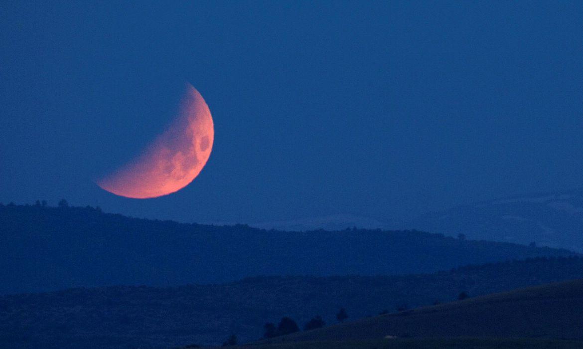 Lua de Sangue triplamente especial será visível hoje de todo o Brasil