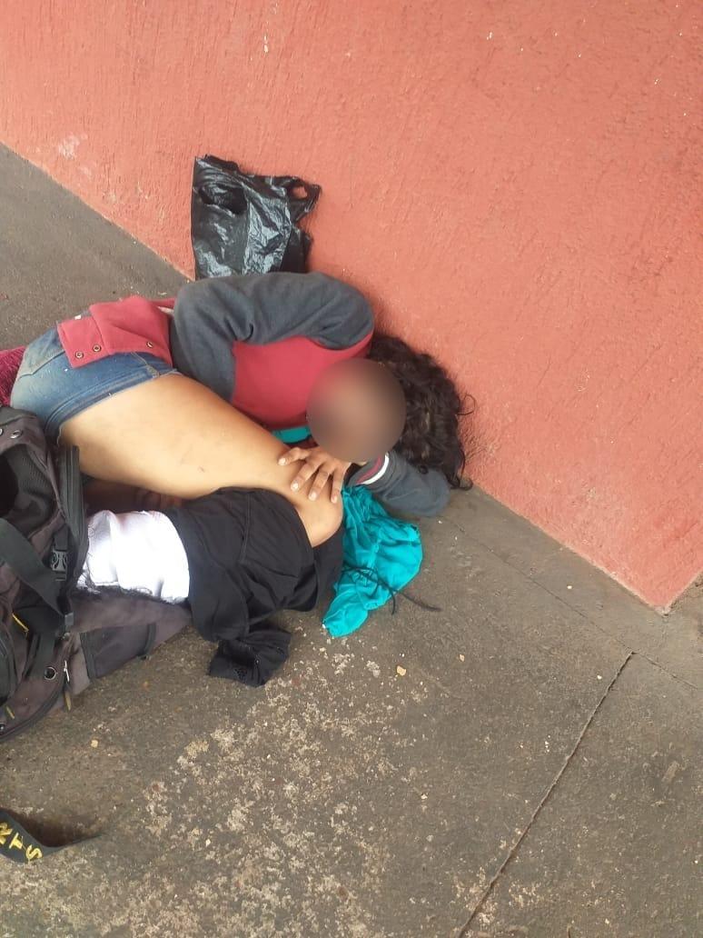 Ouvinte encontra jovem dormindo embaixo de comércio e pede ajuda em rede social Ouvinte encontra jovem dormindo embaixo de comércio e pede ajuda em rede social