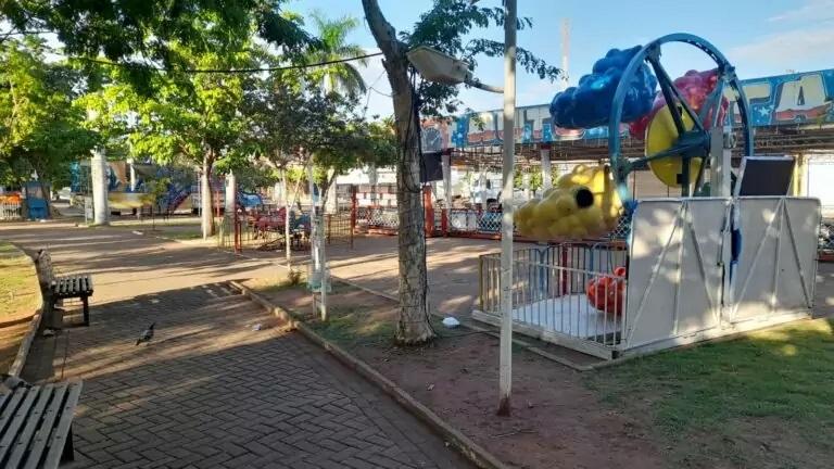 Absurdo: Criança fica com “galo” na cabeça após brinquedo inflável murchar na Praça Ramez Tebet