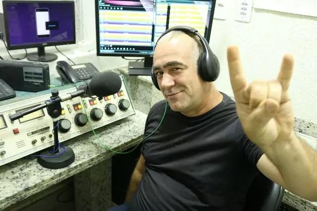 Para atender um público diferenciado, rádio de Três Lagoas lança programa voltado ao Rock Para atender um público diferenciado, rádio de Três Lagoas lança programa voltado ao Rock