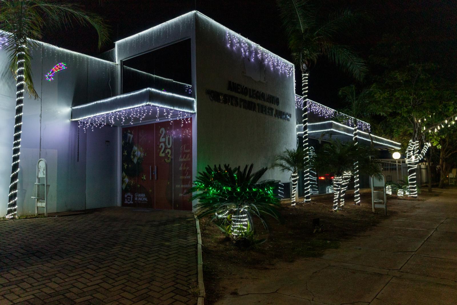Câmara passa a ter decoração natalina e abre portões para a população