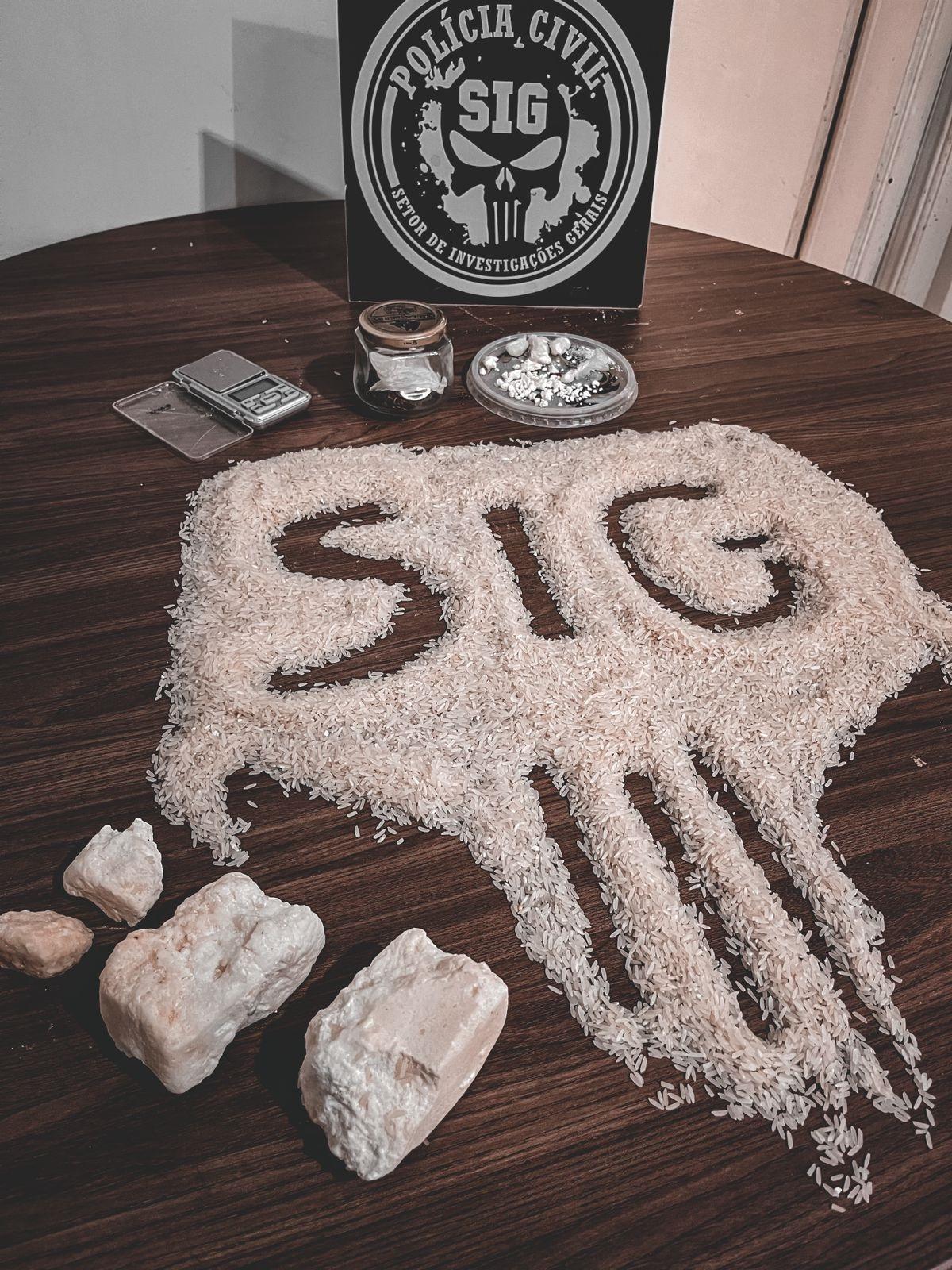  Cigarro de maconha encontrado com homem na Vila Piloto leva a apreensão de quase meio quilo de cocaína 