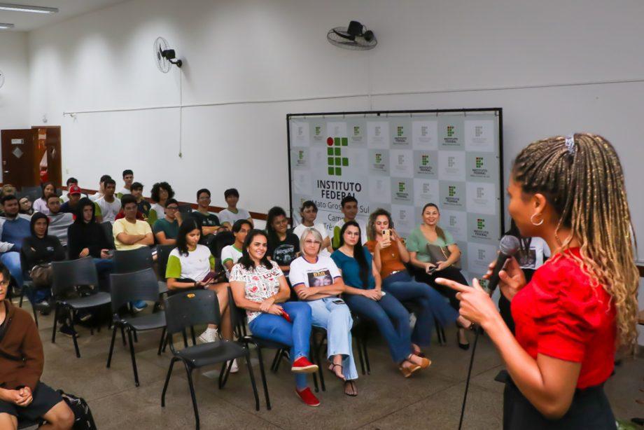 Em alusão à Campanha “16 dias de Ativismo pelo Fim da Violência Contra as Mulheres”, SMAS realiza roda de conversa com alunos do IFMS