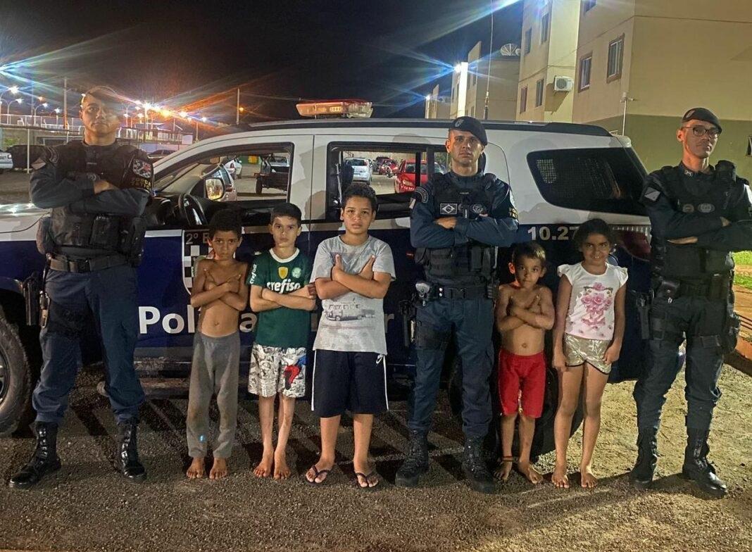 Crianças do residencial "Orestinho" realizam sonho e conhecem equipe da Força Tática da PM Crianças do residencial