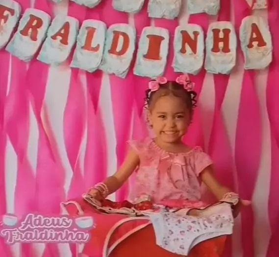 Um varal de calcinhas fofas e diploma de "mocinha" marcam festa da pequena Naiélly de 3 anos Um varal de calcinhas fofas e diploma de