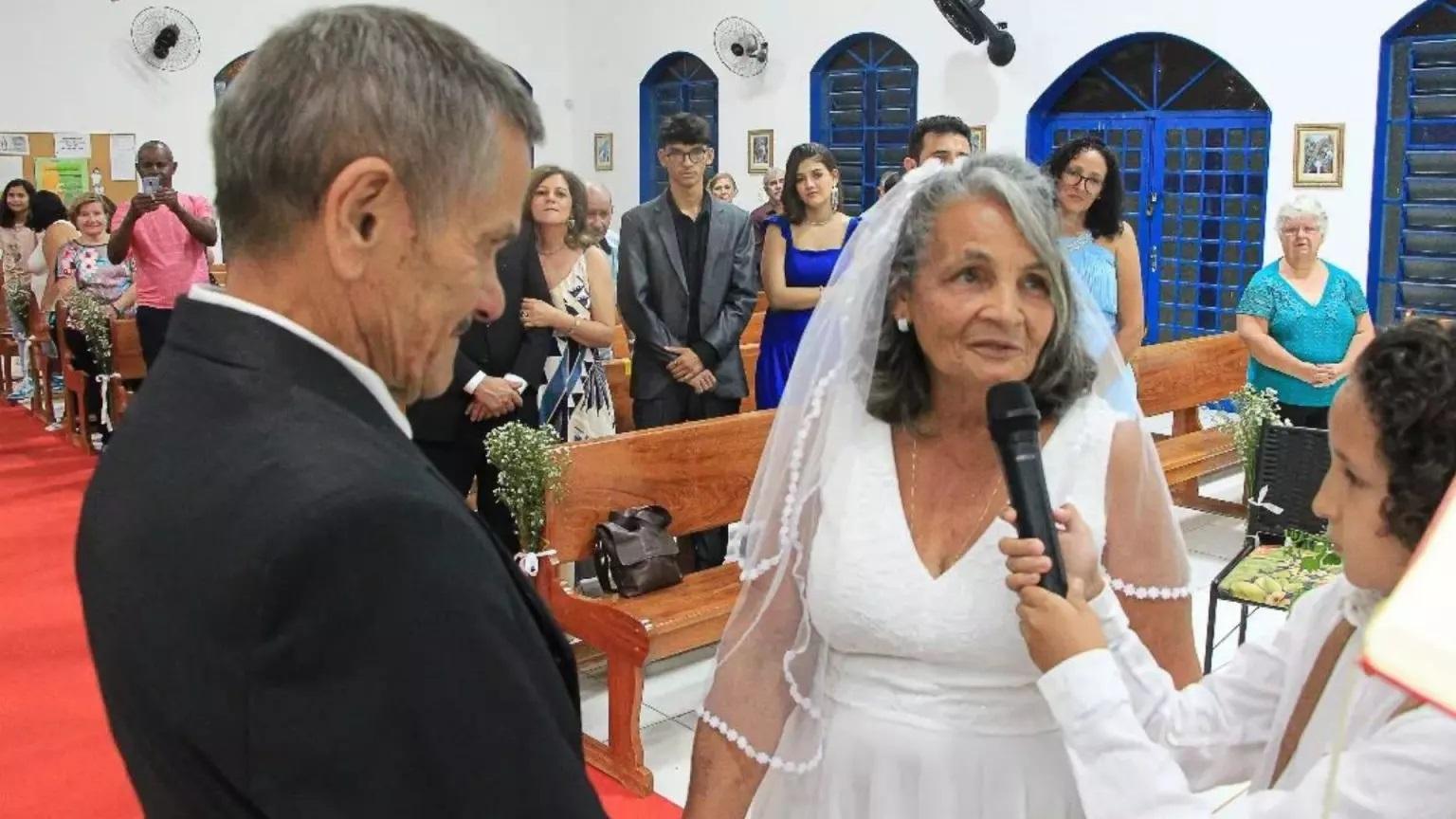 Na capital: Sem abrir mão do ritual, Aparecida casou aos 75 usando véu e grinalda e fez noivo ter 'chororô'