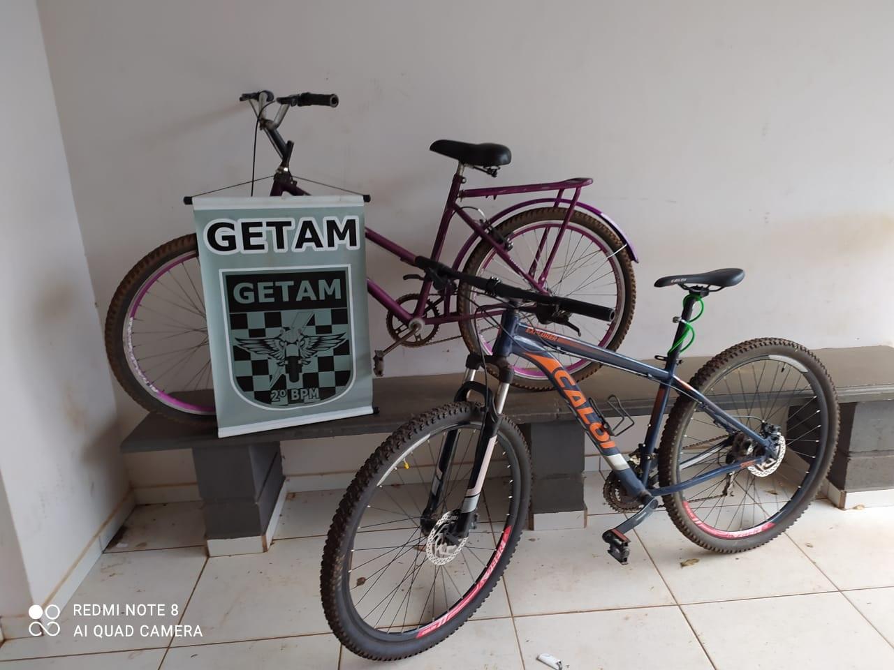 Ao ouvirem grito de “Socorro e Pega Ladrão”, bandidos se assustam e na fuga, abandonam duas bicicletas em casa invadida