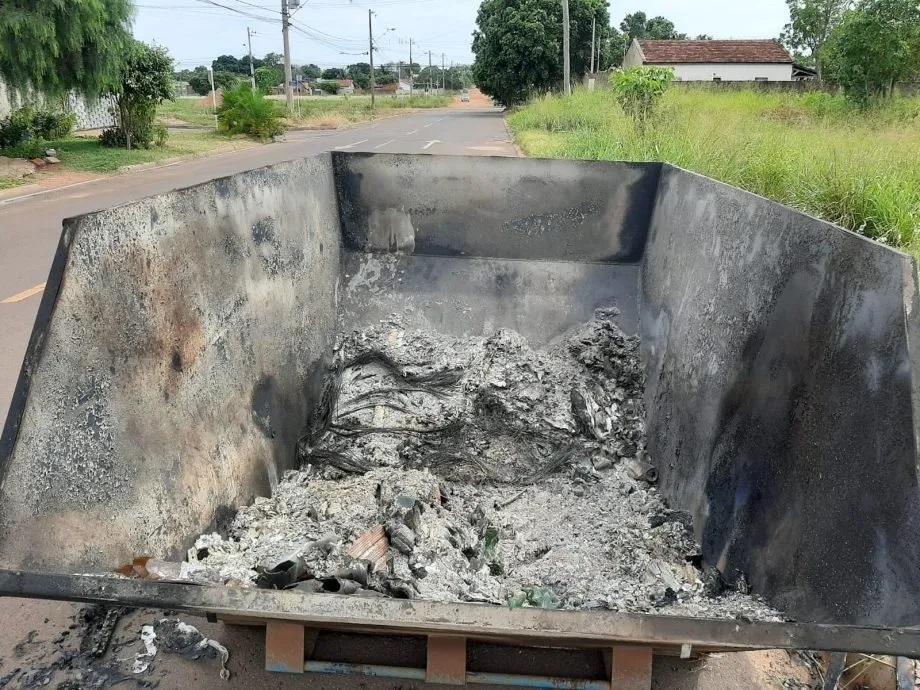Crime: Caçambas são incendiadas e compromete andamento do Mutirão da Limpeza nos bairros de Três Lagoas Crime: Caçambas são incendiadas e compromete andamento do Mutirão da Limpeza nos bairros de Três Lagoas