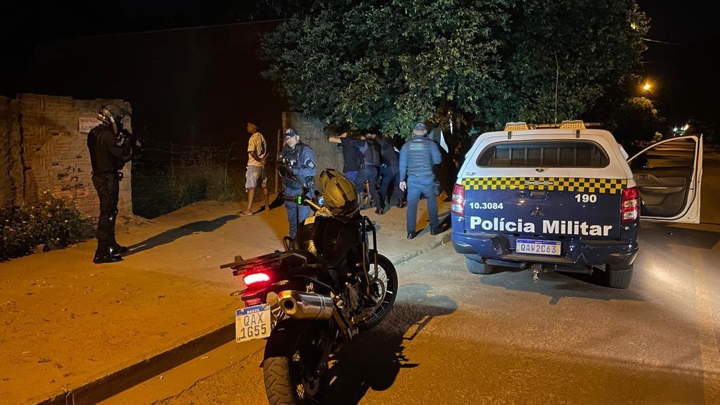 Em abordagem contra grupo de 6 pessoas no Guanabara, Rádio Patrulha e GETAM cumpre mandado de busca e apreensão Em abordagem contra grupo de 6 pessoas no Guanabara, Rádio Patrulha e GETAM cumpre mandado de busca e apreensão