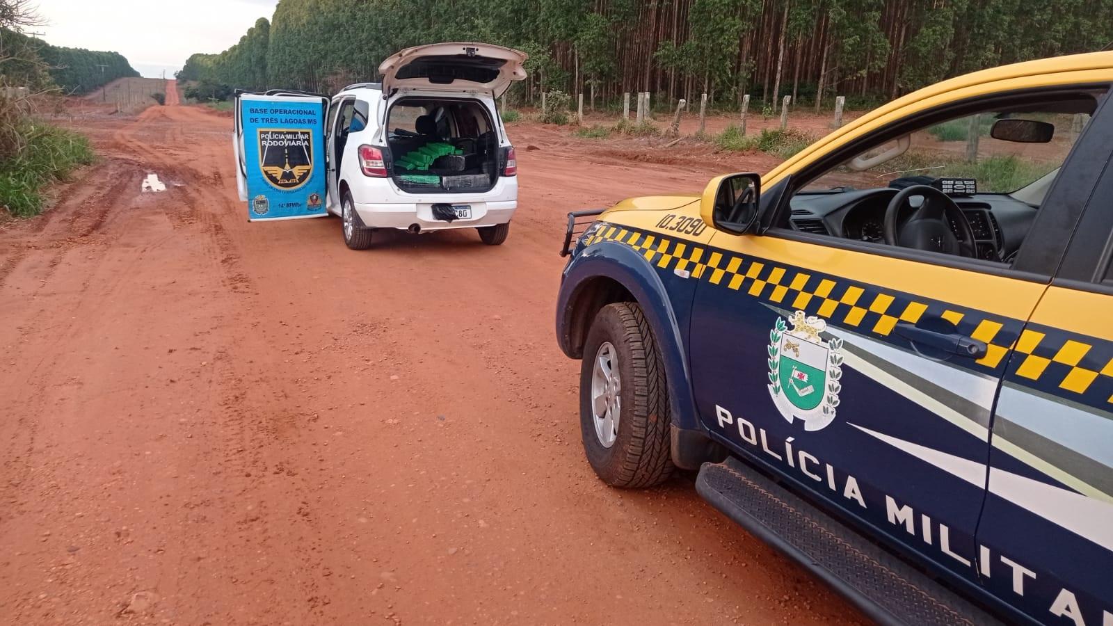 Policiais rodoviários de Três Lagoas apreendem 70,6 kg de maconha divididas em 101 tabletes Policiais rodoviários de Três Lagoas apreendem 70,6 kg de maconha divididas em 101 tabletes