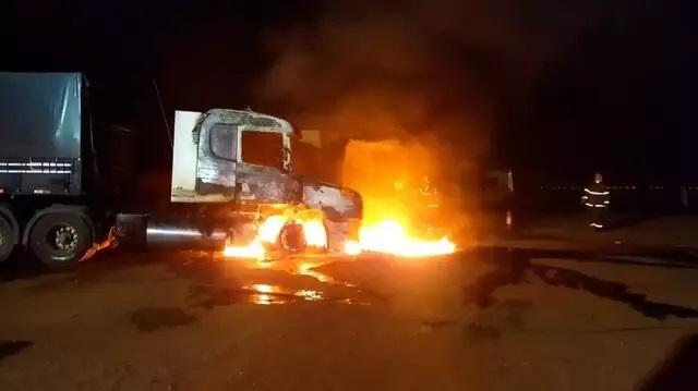 Em Cassilândia, incêndio em motor destrói carretas estacionadas na BR-158 Em Cassilândia, incêndio em motor destrói carretas estacionadas na BR-158
