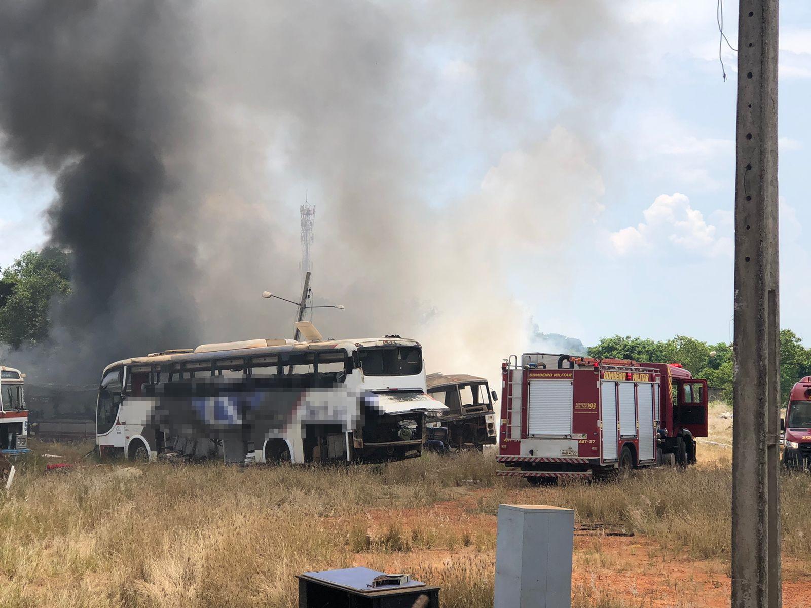 Incêndio registrado no antigo ADC Sâo Luiz pode ter começado em um dos ônibus que está guardado no local 