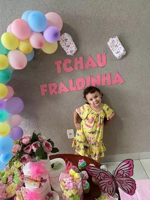 Lídia disse adeus às fraldas em festa com varal cheio de calcinhas Lídia disse adeus às fraldas em festa com varal cheio de calcinhas