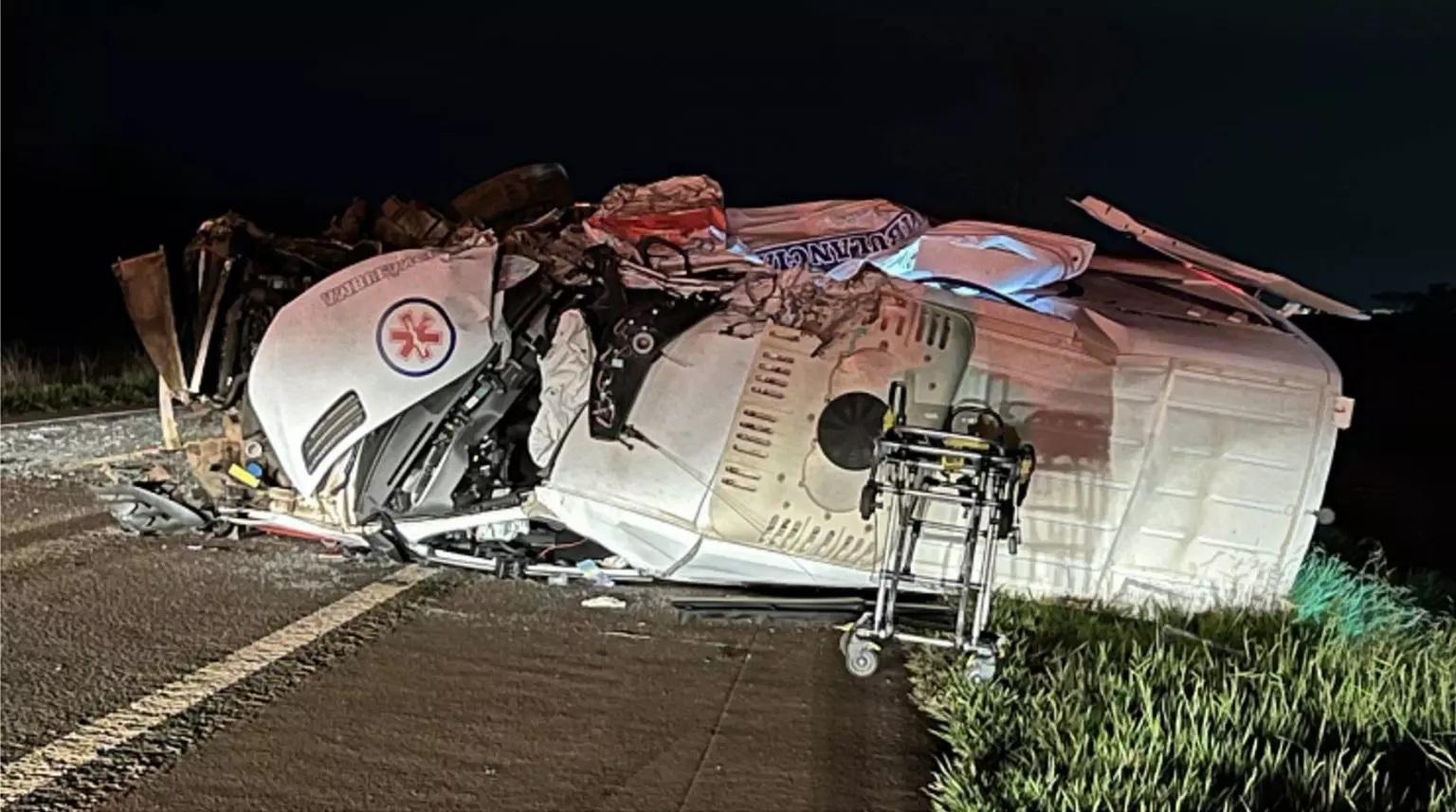 Médico morre e três ficam feridos em acidente entre ambulância e caminhão na BR-060