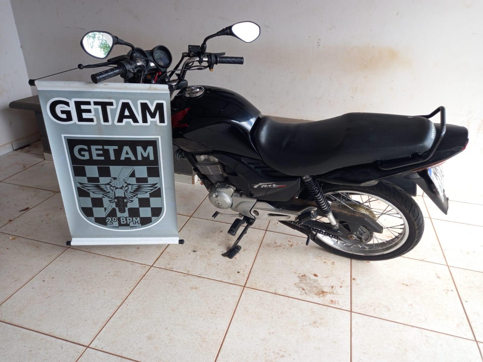 Motociclista sem CNH que empinava moto no Interlagos e quase atropelou 3 crianças é detido pelo GETAM Motociclista sem CNH que empinava moto no Interlagos e quase atropelou 3 crianças é detido pelo GETAM