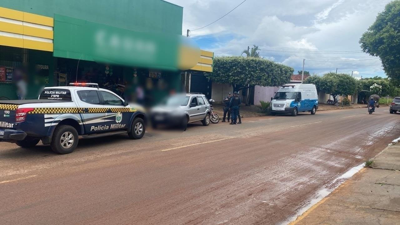 Embriagado, dizendo que seu filho seria advogado, motorista de 71 anos “canta” e ameaça mulher após encostar em moto