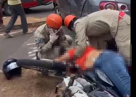 Mulher em moto sofre grave acidente e é socorrida com suspeita de traumatismo craniano Mulher em moto sofre grave acidente e é socorrida com suspeita de traumatismo craniano