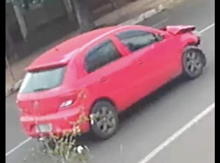 Polícia divulga imagens de carro em fuga após grave acidente; passageira de moto está na UTI em estado grave 