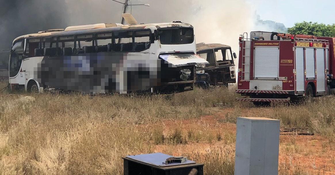 Urgente: Corpo de Bombeiros combate incêndio no antigo ADC São Luiz; ônibus podem ter sido atingidos pelas chamas  