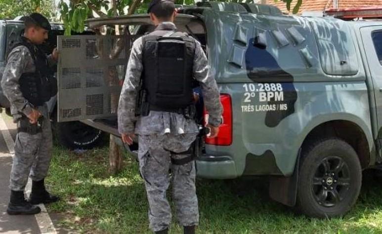 Revoltada, população bate e amarra ladrão no Parque São Carlos; duas pessoas foram presas Revoltada, população bate e amarra ladrão no Parque São Carlos; duas pessoas foram presas