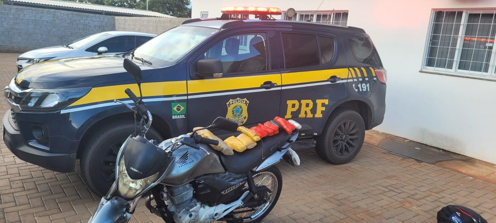 Após ultrapassar veículo em faixa contínua, PRF aborda motociclista que transportava Haxixe e Maconha Após ultrapassar veículo em faixa contínua, PRF aborda motociclista que transportava Haxixe e Maconha