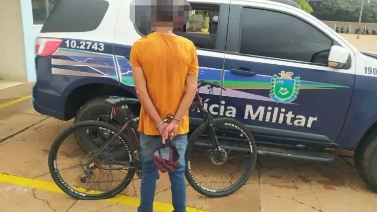 Acusado de furto no Centro estava com faca e uma chave fixa