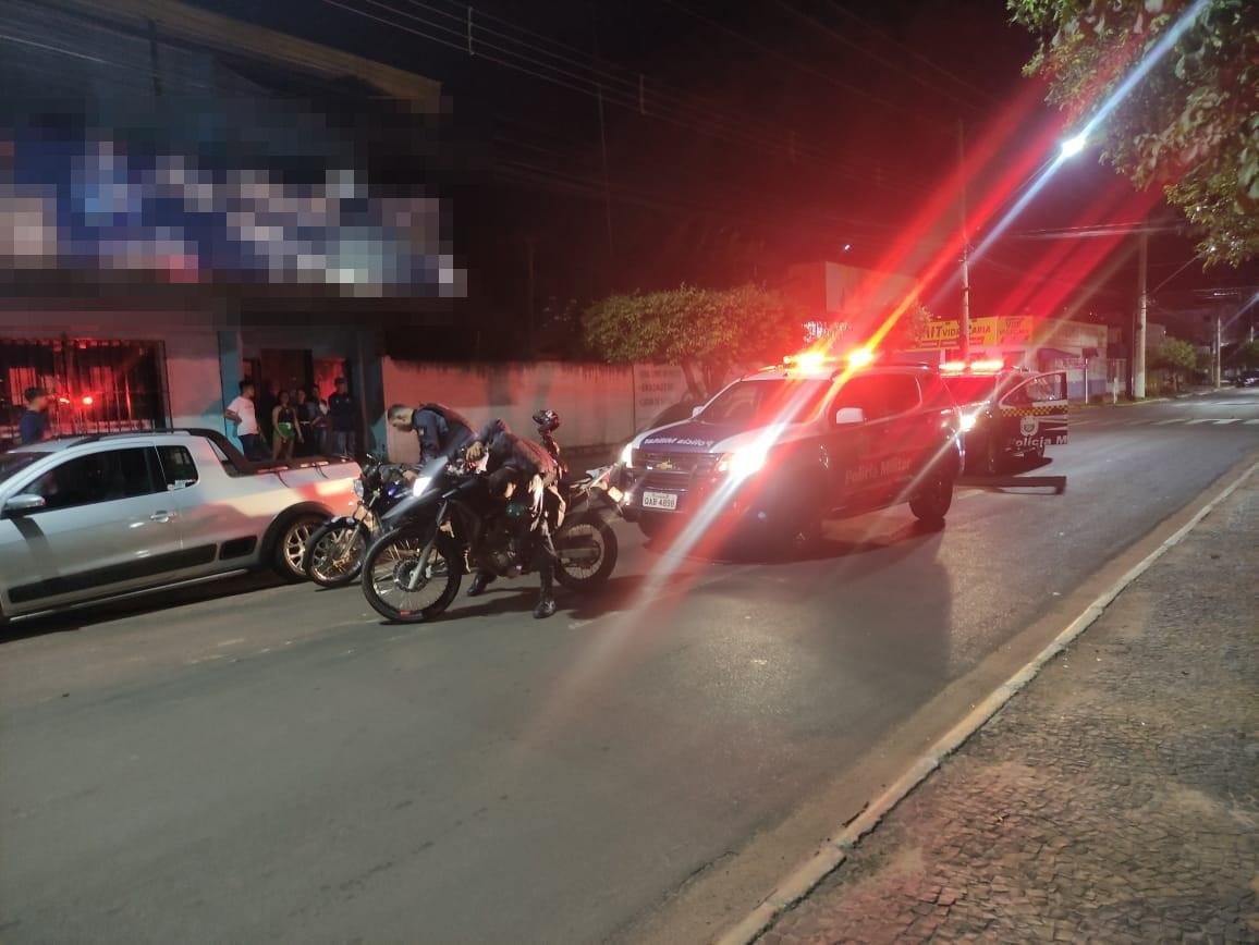 Com direito a plateia, motociclista “corajoso”  que empinou moto na frente da PM é detido no Centro