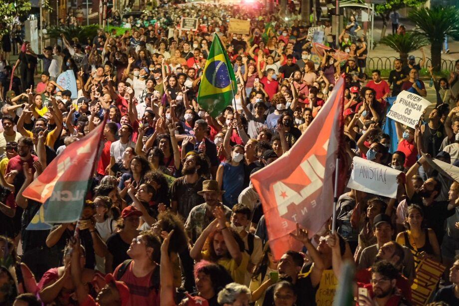 Contra atos golpistas, pessoas vão às ruas de Campo Grande para defender democracia Contra atos golpistas, pessoas vão às ruas de Campo Grande para defender democracia