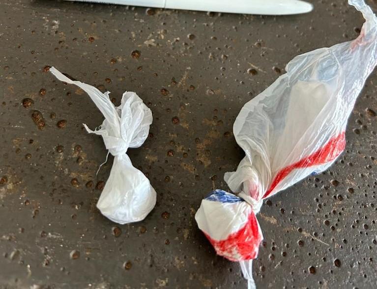 Homem que escondia drogas em carteiras de cigarro é detido pela PM