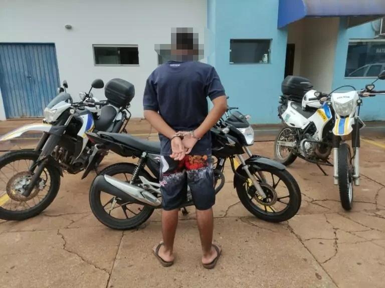 Jovem detido pela PM leva “lição da mãe” que o agride com socos no Novo Oeste