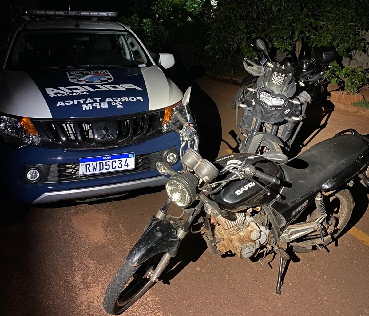 Moto furtada é encontrada escondida embaixo de lona em residencial de Três Lagoas Moto furtada é encontrada escondida embaixo de lona em residencial de Três Lagoas