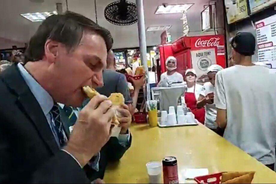 Na rua, Bolsonaro comia pastel, em casa camarão, bacalhau e picanha Na rua, Bolsonaro comia pastel, em casa camarão, bacalhau e picanha
