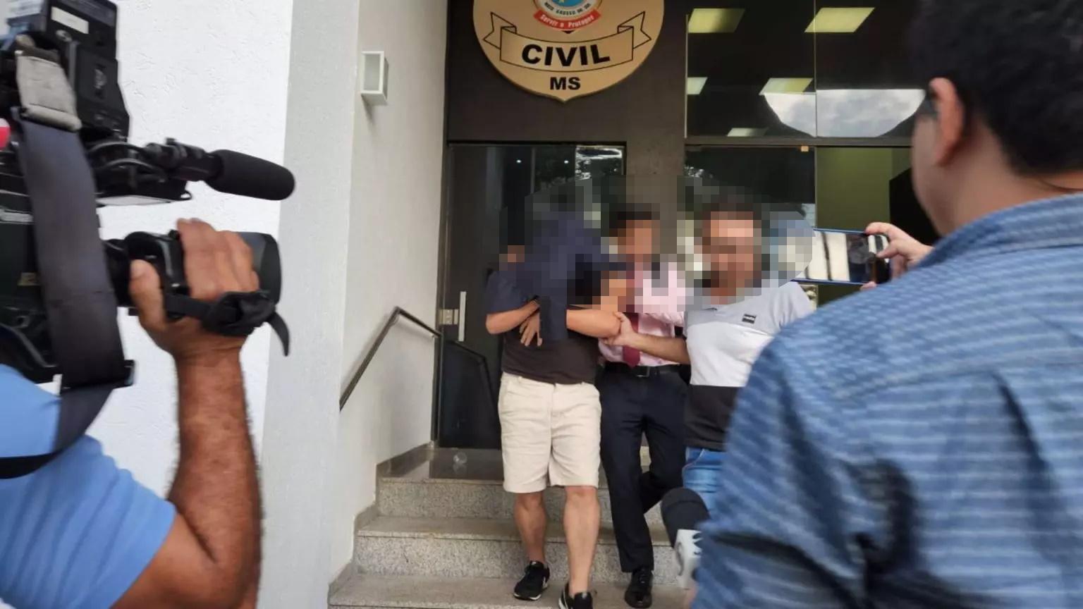 Professor de inglês nega estupros contra 14 crianças e advogado cita ‘efeito manada’