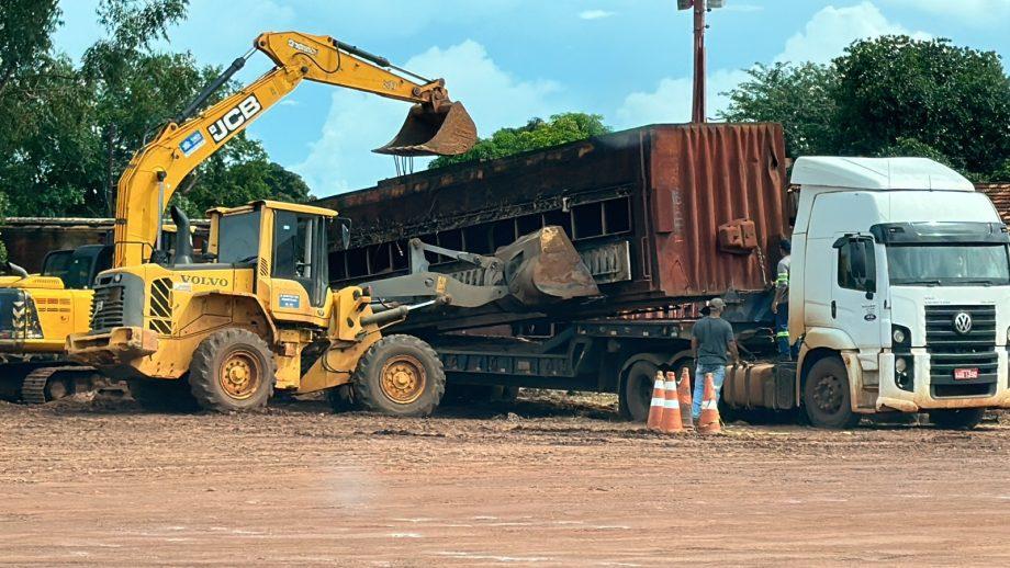Vagões de trem começam a ser retirados de área que receberá obra do novo Shopping Popular Vagões de trem começam a ser retirados de área que receberá obra do novo Shopping Popular