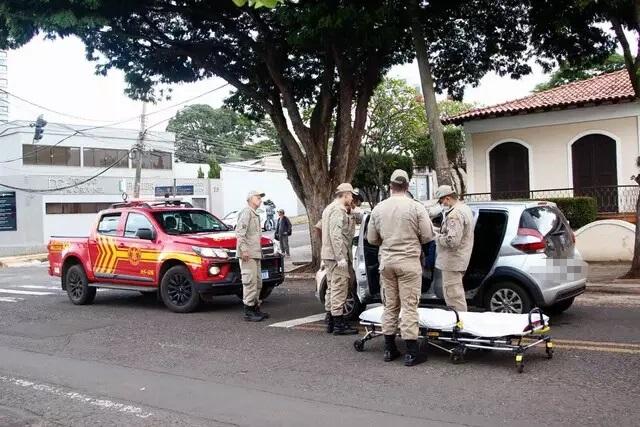 Bêbado, homem dorme em carro e é preso com pistola, após gastar 2 mil em boate de Campo Grande Bêbado, homem dorme em carro e é preso com pistola, após gastar 2 mil em boate de Campo Grande