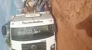 Caminhão de marmoraria tomba em rua do Vila Verde; veja o vídeo Caminhão de marmoraria tomba em rua do Vila Verde; veja o vídeo