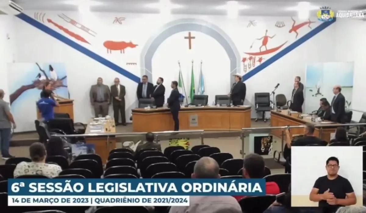 Em Aquidauana, vereador não aparece em funeral de aliado e bate boca com família na sessão Em Aquidauana, vereador não aparece em funeral de aliado e bate boca com família na sessão