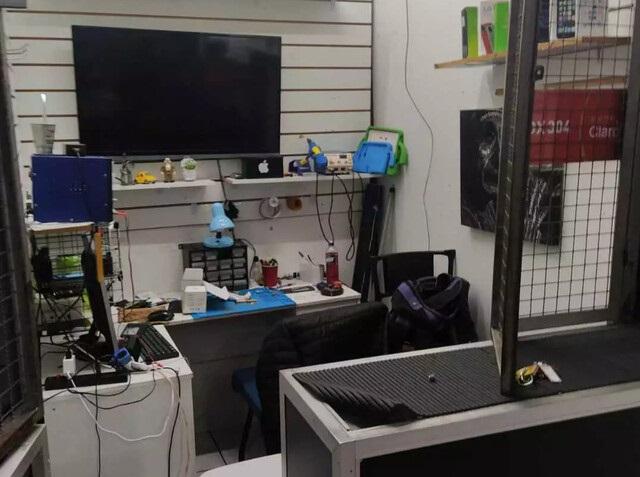 Em Campo Grande, loja no Camelódromo que vendia celulares roubados é interditada