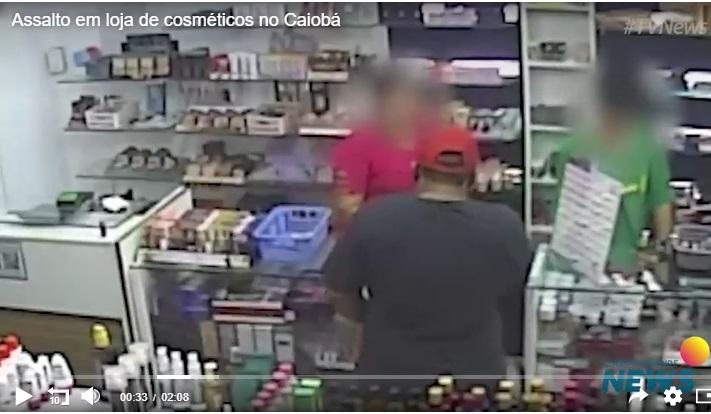 Na Capital, mulher assalta loja, é perseguida e obrigada a devolver o dinheiro Na Capital, mulher assalta loja, é perseguida e obrigada a devolver o dinheiro