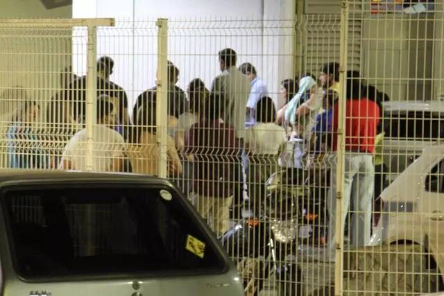 Em missa lotada na Capital, padre sobrevivente de tragédia com 4 mortes canta Titãs Em missa lotada na Capital, padre sobrevivente de tragédia com 4 mortes canta Titãs