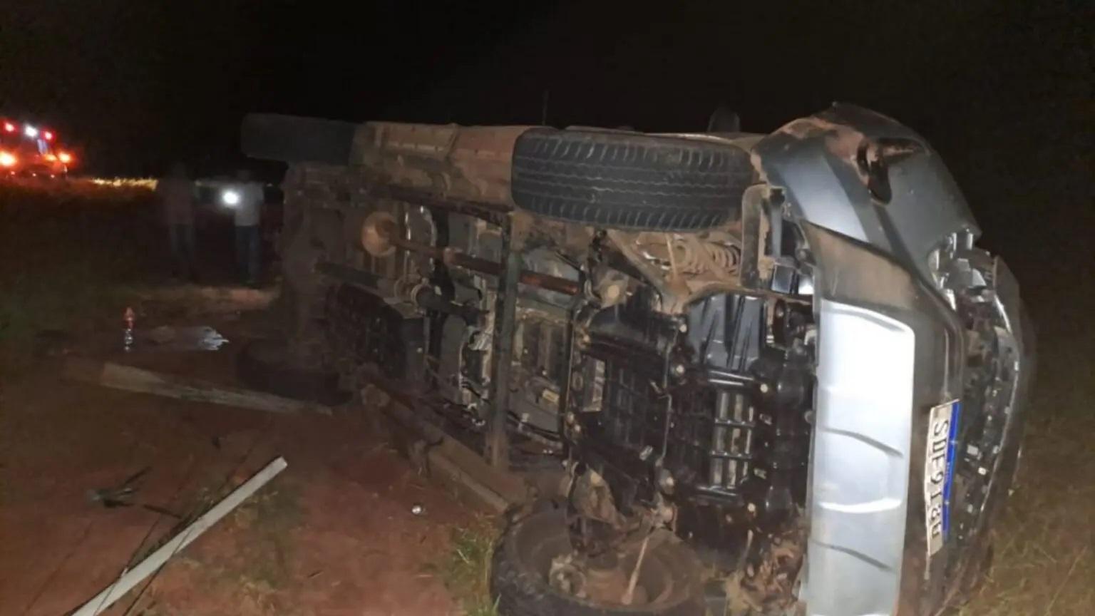 Em Paraíso das Águas, Hilux capota na BR-060 e pai e filho morrem em acidente