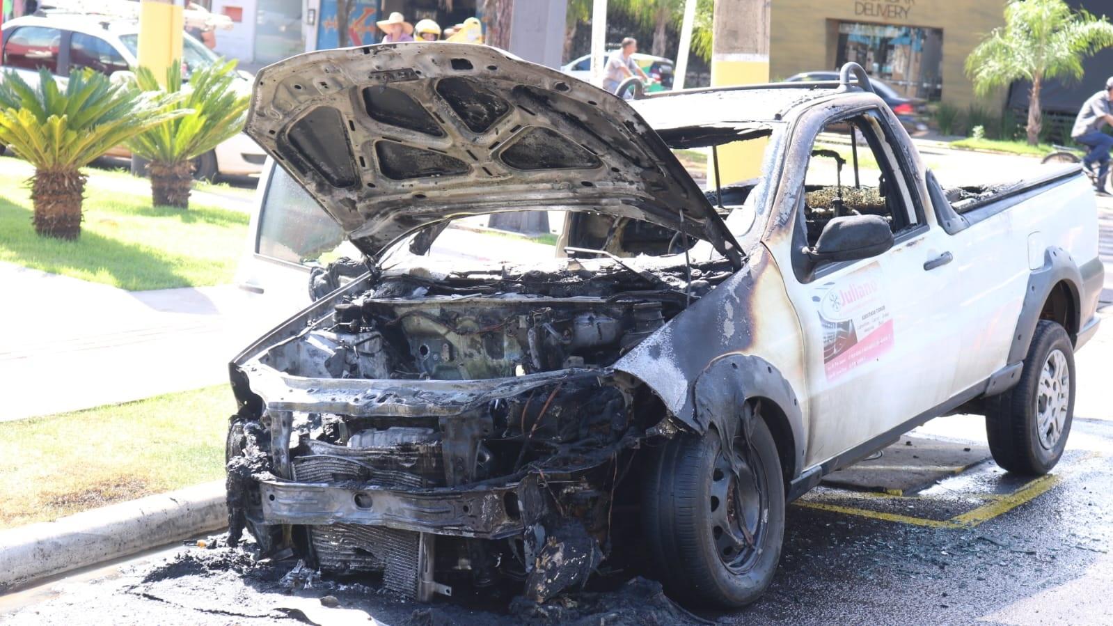 Incêndio destrói carro na área central de Três Lagoas 