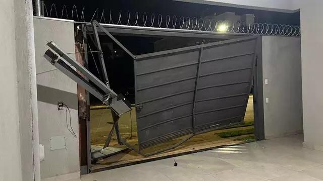 Na Capital, mulheres invadem casa, levam carro e são pegas com falta de gasolina 
