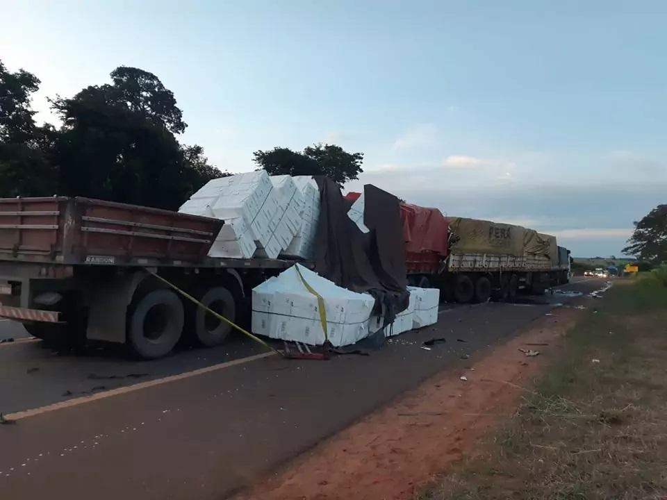 Engavetamento mata caminhoneiro na BR 158, entre Três Lagoas e Selvíria